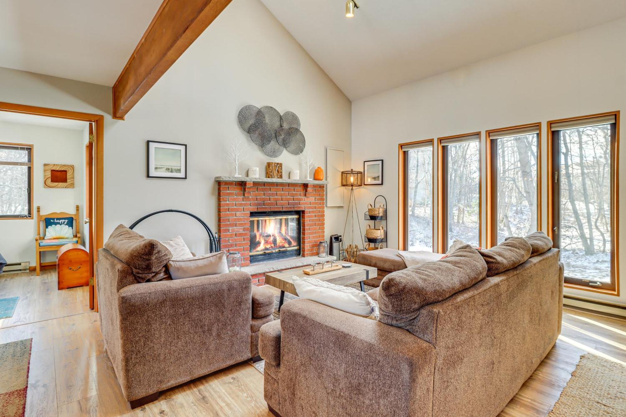 Poconos Home With Private Spa And Fire Pit Long Pond Экстерьер фото